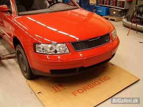 VW Passat Variant TDI - Så blev fronten samlet med indfarvede kafanger bander. billede 17