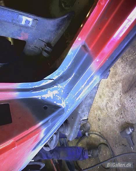 Peugeot 205 1.9 GTi - Rust i B-stolpen billede 13