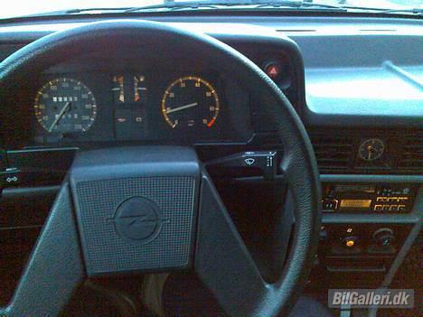 Opel Kadett E. Sedan. (SOLGT) - Instrumentbord, mont. speedometer med omdr. tæller fra GT modellen... billede 7