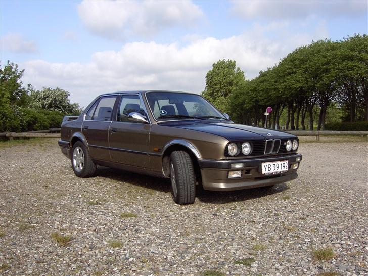 BMW 320i ( SOLGT ) E30,er - Efter montage af frontspoiler og tågelygter billede 1