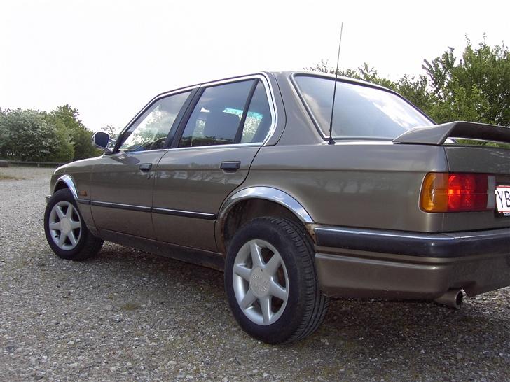 BMW 320i ( SOLGT ) E30,er - Mangler kun sideskørter og stænklapper nu billede 2