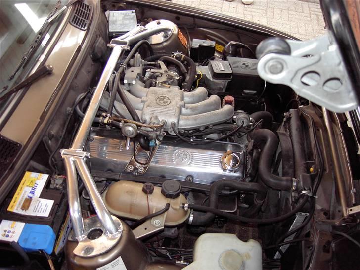 BMW 320i ( SOLGT ) E30,er -  Så er der monteret poleret ventildæksel og alu tårnstiver efter ventiljustering  billede 3