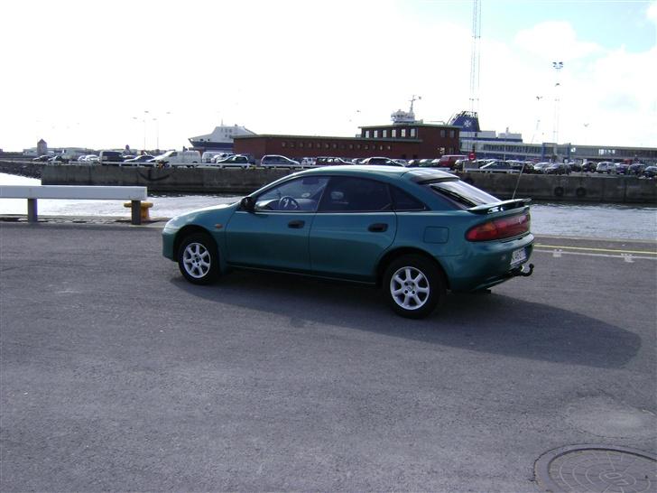 Mazda 323 F glx **SOLGT** billede 1