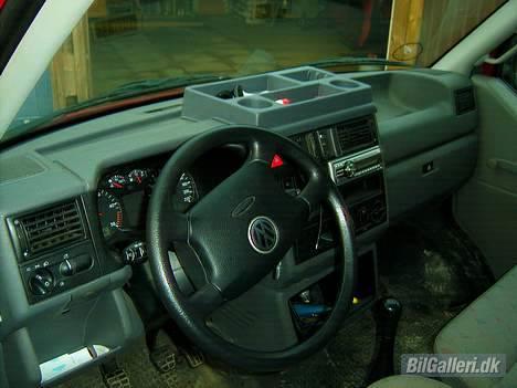 VW T4 Transporter  - kabinen med Vw ekstra udstyr. kop og alt mulig holderen i forruden. billede 4