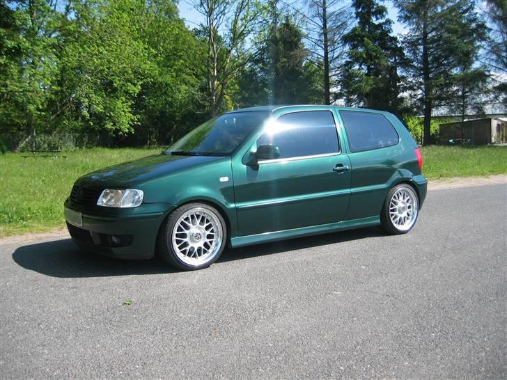 VW Solgt Polo 6N2 1,4 16V - Sort emblem added billede 1