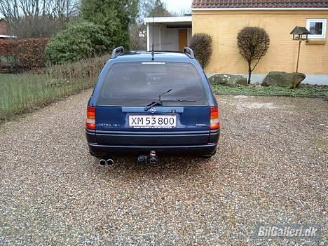 Opel Astra F STC  * SOLGT* - Malede nr.plade huset. Syntes det er pænere end det bare er sort plast.. billede 5