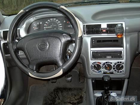 Opel Astra F STC  * SOLGT* - Midterkonsollen der er malet i alu-farve. billede 8