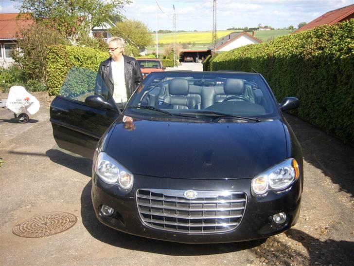 Opel Astra F GSi - Solgt - Min mor sammen med hendes Chrysler Sebring 2,7 V6 204hk:) Man kan lige skimte min gamle golf 2 GTi i baggrunden:P billede 9