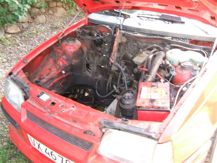 Opel Kadett E GSI 16V (SOLGT) - ja sådan ser motor rummet ud lige pt det er sku lidt trist.. billede 6