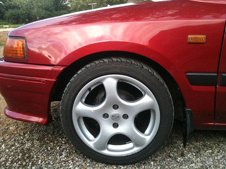 Mazda 323 1,3 16v TOTALSKADET - Nyt 2010 - Ny vasket - 35mm. sænkning billede 4