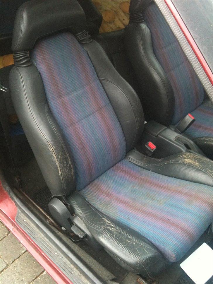 Mazda 323 1,3 16v TOTALSKADET - Nyt 2010 - komplet dele-læder stue fra en 323F ( meget slidt ) billede 6