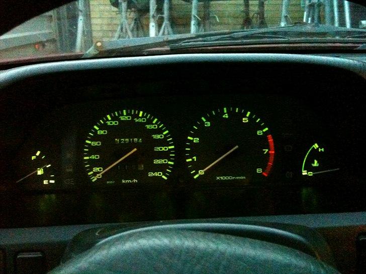 Mazda 323 1,3 16v TOTALSKADET - Nyt 2010 - speedo med omdr. tæller billede 8