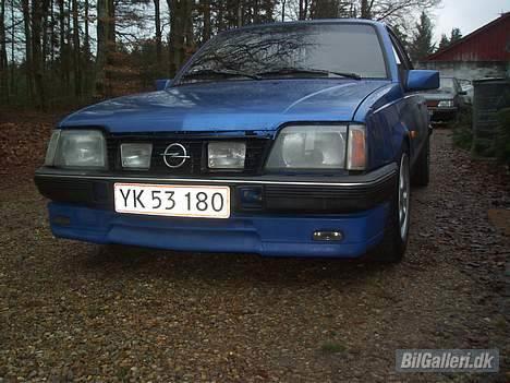 Opel ascona c  *rip* - har nu sat ny front på, og fået den længere ned. billede 7