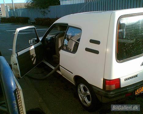 Peugeot 205 XL [Solgt] - Efter guldvasken skal den naturligvis støvsuges. billede 4