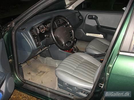 Nissan Primera SE - Rattet er læder og det samme er gearknoppen. billede 2