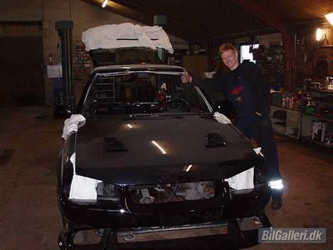 Ford Escort xr3i  -SOLGT- - Her er Kasper RST og jeg i gang med at samle på bilen.  billede 8