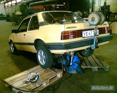 Opel Ascona C  "Den Gule Enke" - Henrik der ligger nedenunder og svejser lidt :) Tak for lån a fabrikken Stinne´s far :-D billede 15