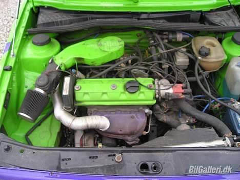VW Golf 2 (Hugge op) - Den første motor som jeg have i. En 1,3 med 55 Hk, læg mærke til luft filterkassen, som jeg selv har bygge, så jeg kune have KN filter på. billede 13