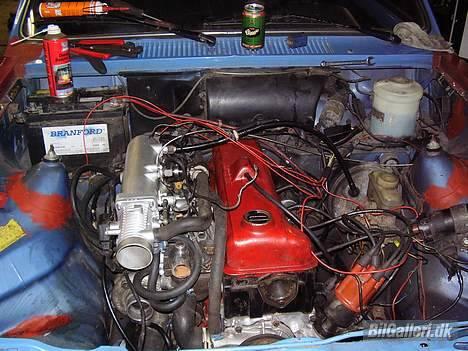 Opel Kadett C - Den nye motor er lagt i. nu skal rør til intercooler tilpasses og div ledninger lægges pænt billede 12