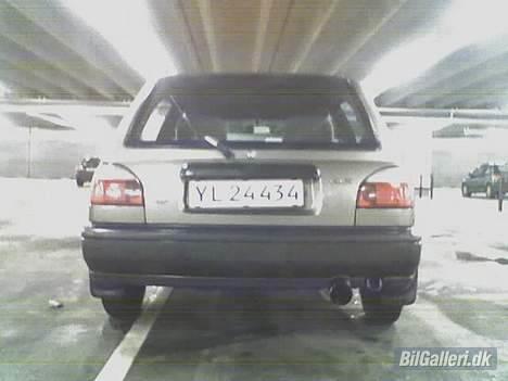 Nissan Sunny N14 (SOLGT) - røven af bilen billede 4