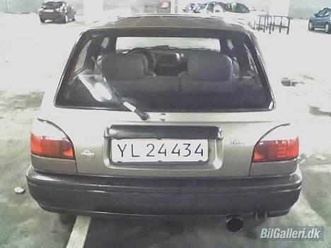 Nissan Sunny N14 (SOLGT) - røven af bilen set fra oven billede 5