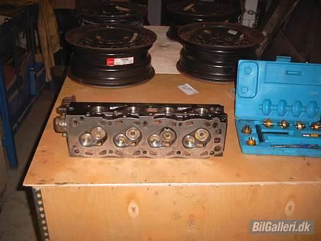 Ford Sierra - let portet 1,6 top med store ventiler er lige blevet renov.nye oliedeflektore, ventilerne er lettet lidt og rettet af, lavet nye sæder samt slebet ventiler  billede 18