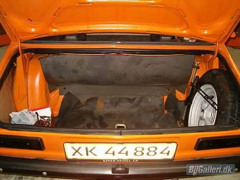 Opel kadett c limo - bagarerummet er også helt standard, men også helt indsmurt i snas billede 11