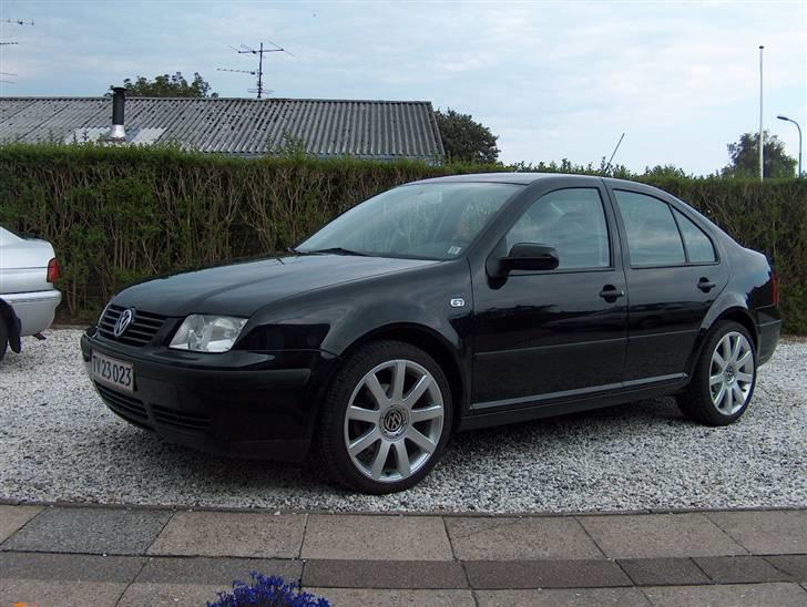 VW SOLGT - Få minutter efter den er blevet poleret.. Skønt at komme ud og køre i en nypudset bil. billede 1