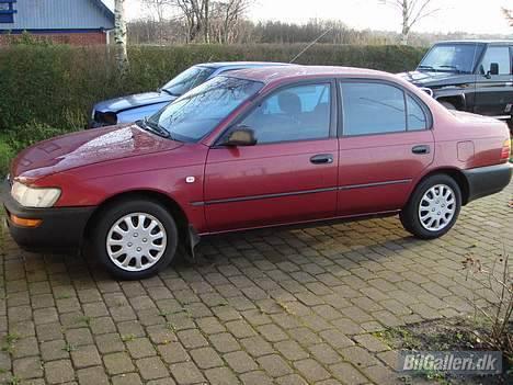 Toyota corolla 2,0 diesel - min vinterbil ses i baggrunden: en land cr. lj70.. aka HUMMEREN billede 2