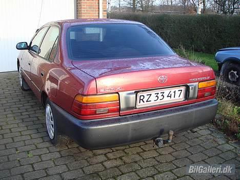 Toyota corolla 2,0 diesel - en af mine kammeraters golf 3 der står i baggrunden. den er rimelig død :P billede 3