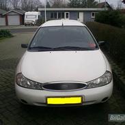 Ford mondeo van *død*