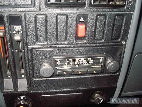 Opel kadett d 2-dørs - Til salg - Den gamle originale radio, der sad i den da jeg købte den.. Har sat en Sony afspiller i nu.. ( Den gamle skal nok monteres når jeg skal til træf til sommer... billede 8