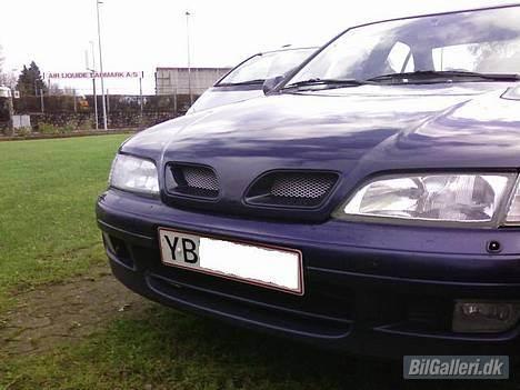 Nissan Primera SE - Logo fjernet fra klappen og de 2 grill med gitter...  billede 10