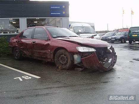 Peugeot 406 R.I.P. total skadet!! - se flere billeder af den i mit fotoalbum :( billede 16