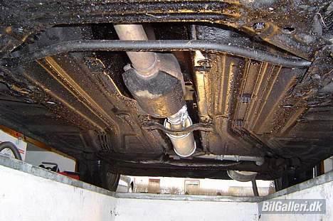 VW Polo Classic [SOLGT] - Undervognen inden behandling. Man kan tydelig se den nye udstødning fra kat og ud.  billede 4