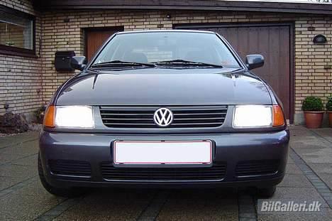 VW Polo Classic [SOLGT] - Da vi fik bilen, var en af pærerne gået og vi fik et tilbud om at få nogle SuperBlue pærer i. Men det er vist ikke så synligt på dette billede?  billede 8