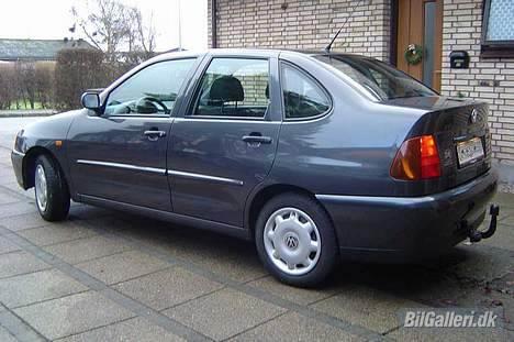 VW Polo Classic [SOLGT] - he he - dækkene er ikke super brede! Meeen - der kommer nok alu sutter på senere. billede 11