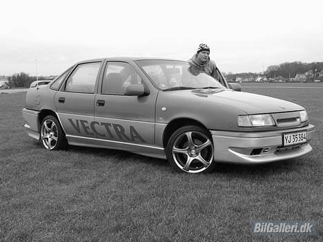 Opel Vectra a  -Solgt-    :S - Sort/hvid. Hov der var jeg ;) billede 2