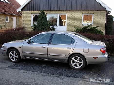 Nissan Maxima QX - Ja jeg ved godt de fælge ser kedelige ud, men det er altså en 16" original fælg ;-) billede 8