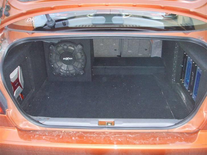 Nissan primera SE - mangler en sub magen til i den anden side.. og der skla plexiglas med udfræset nissan logo over hver forstærker.. :D og min carpc kommer til at være i mellem hvver sub.  billede 5