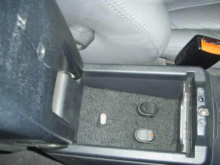 Nissan primera SE - lidt knapper til dioder.. og usb stik til min carpc som er under opbygning. billede 7