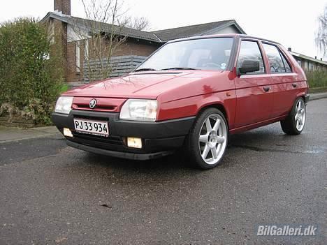 Skoda Favorit DØD ved Huggeren - Ja det ser nu ikke helt dumt ud med de fælge..! billede 4