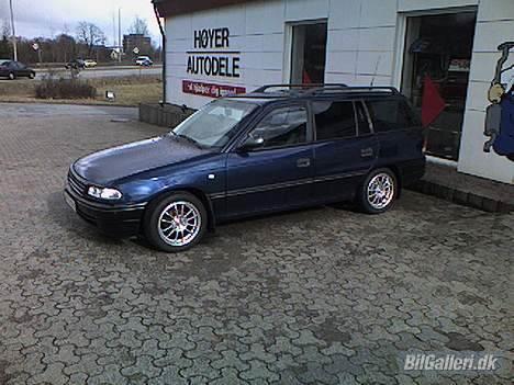Opel Astra F STC  * SOLGT* - Astra`en med 15" alu-drenge.. Foran Høyer Autodele Herning. ( tidligere arbejdsplads. ) billede 13