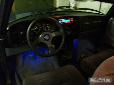 Saab 900 T8 - MOMO Fighter rat og blå neon billede 2