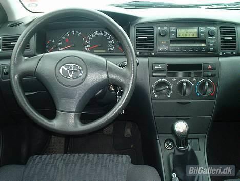 Toyota Corolla 2,0 D4D Solgt.. - Lige af kabinen. Midter konsolen skulle gerne blive malet i den nærmest fremtid.. billede 6