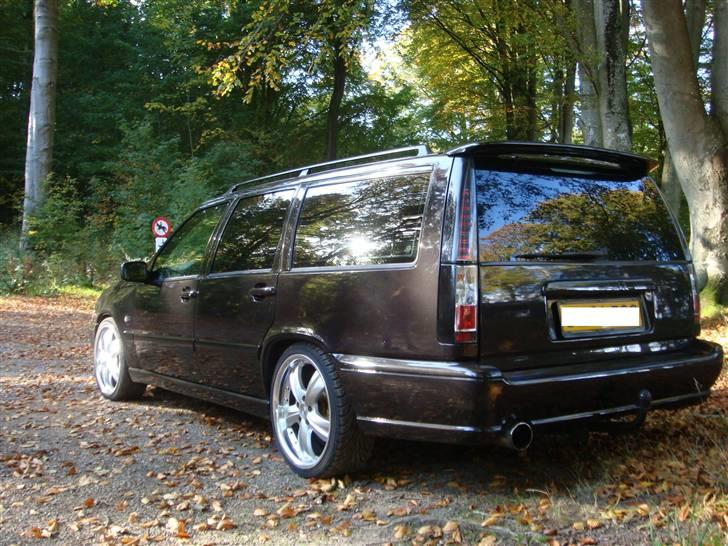 Volvo 850/855/V70 T-5 SOLGT :( - Her kan man se et farve skift! Når solen ikke står på er hele bilen lige så sort som kanten af lygten, og bagklappen! billede 3