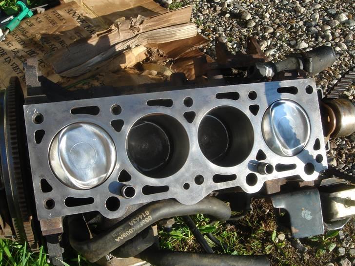 Ford XR3I *Projekt*  - ved at renovere hele min Blok.. nu er turen kommet til Stemplerne. billede 7