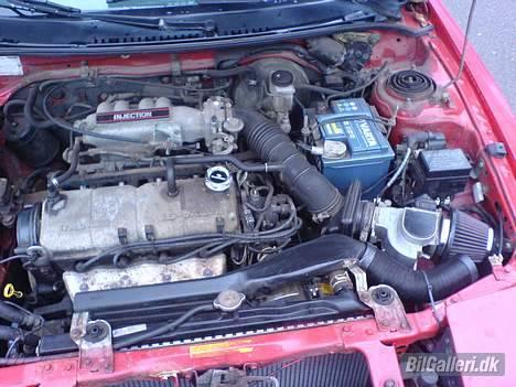 Mazda 323 f  - et stk beskidt motorrum  billede 9
