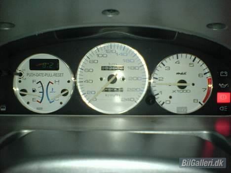 Mazda 323 f  - hvide skiver med blå lys og aluringe billede 12