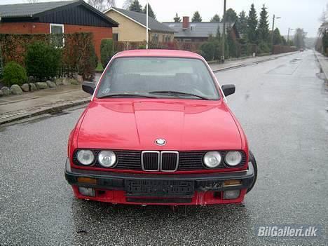 BMW 320i 2,0 E30 død - flotte forlygter... men nu har den fået nye som os virker :D billede 3